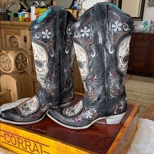 Corral Women's Black and White Skull Embroidered Boots